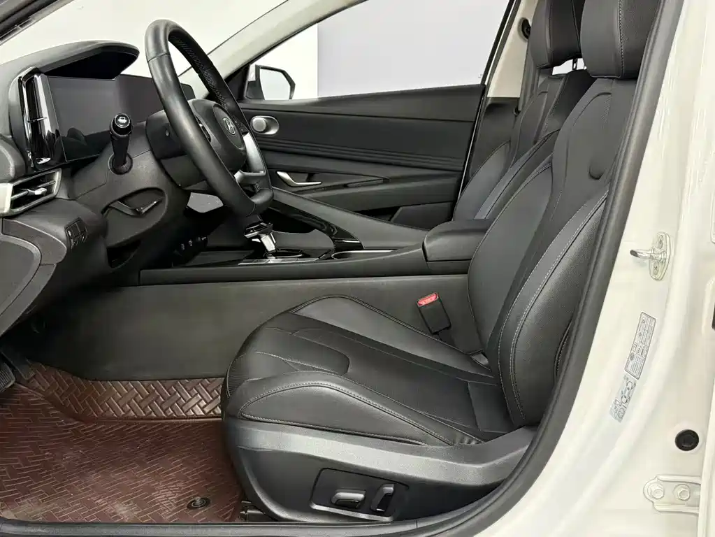 Hyundai Elantra 2023 — фото 12