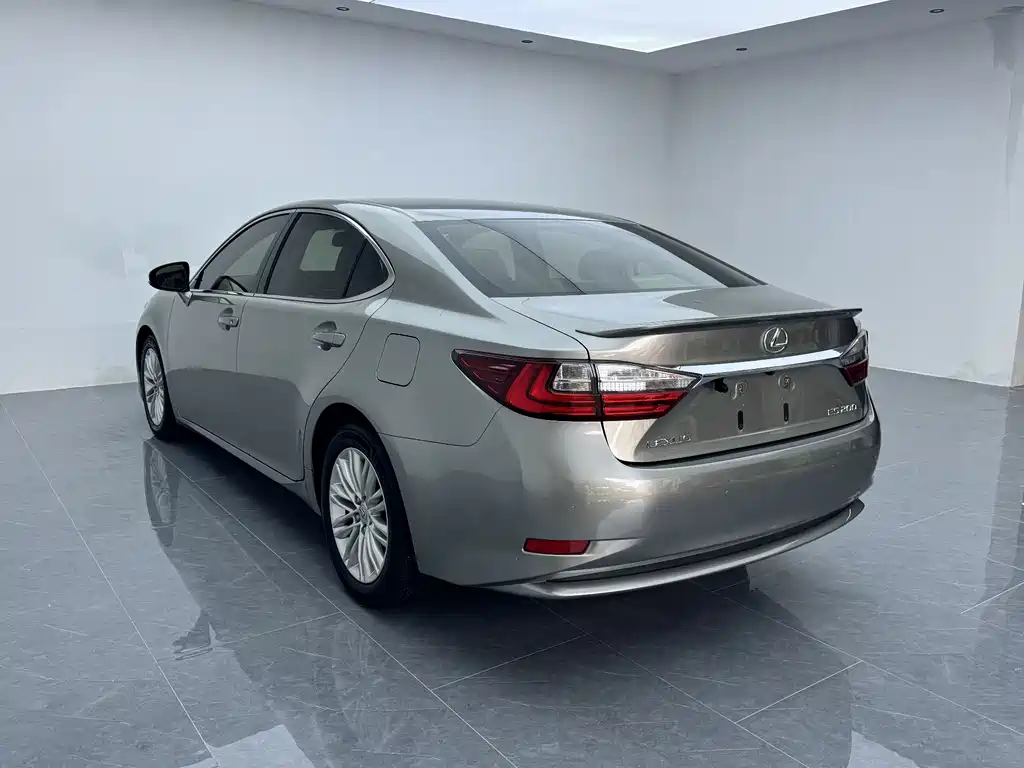 Lexus ES 2017 — фото 23