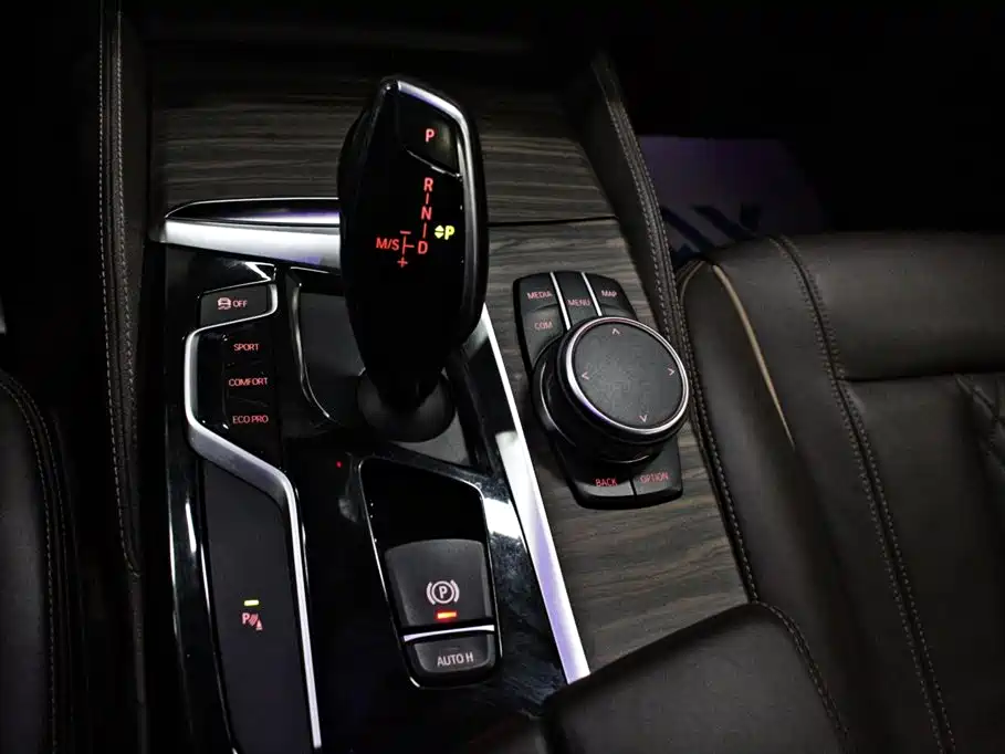 BMW 5 Series 2018 — фото 8