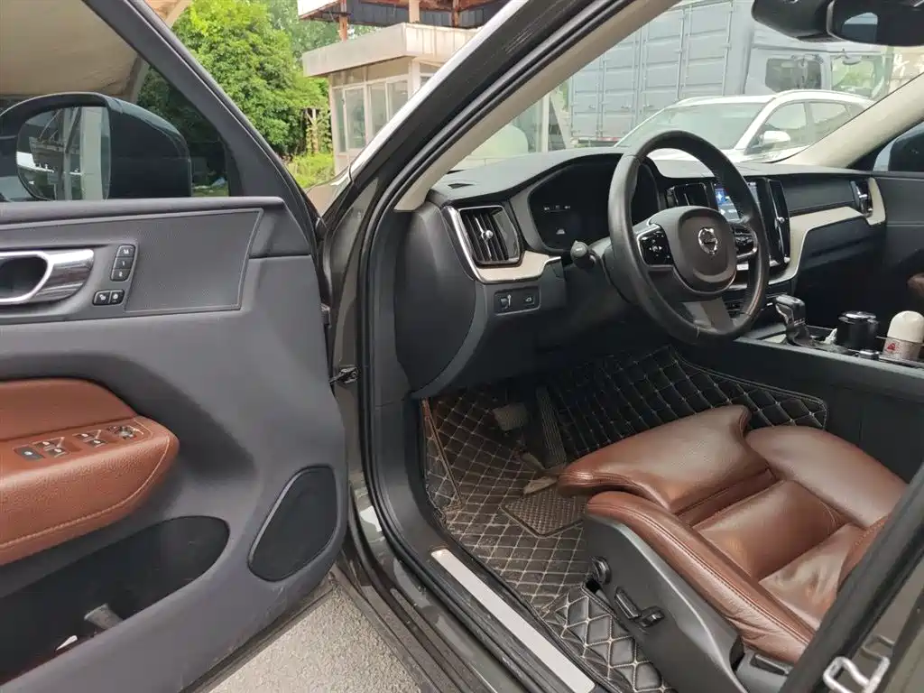 Volvo XC60 2020 — фото 12