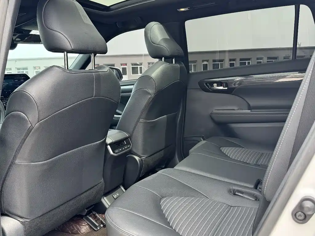 Toyota Crown Kluger 2023 — фото 12