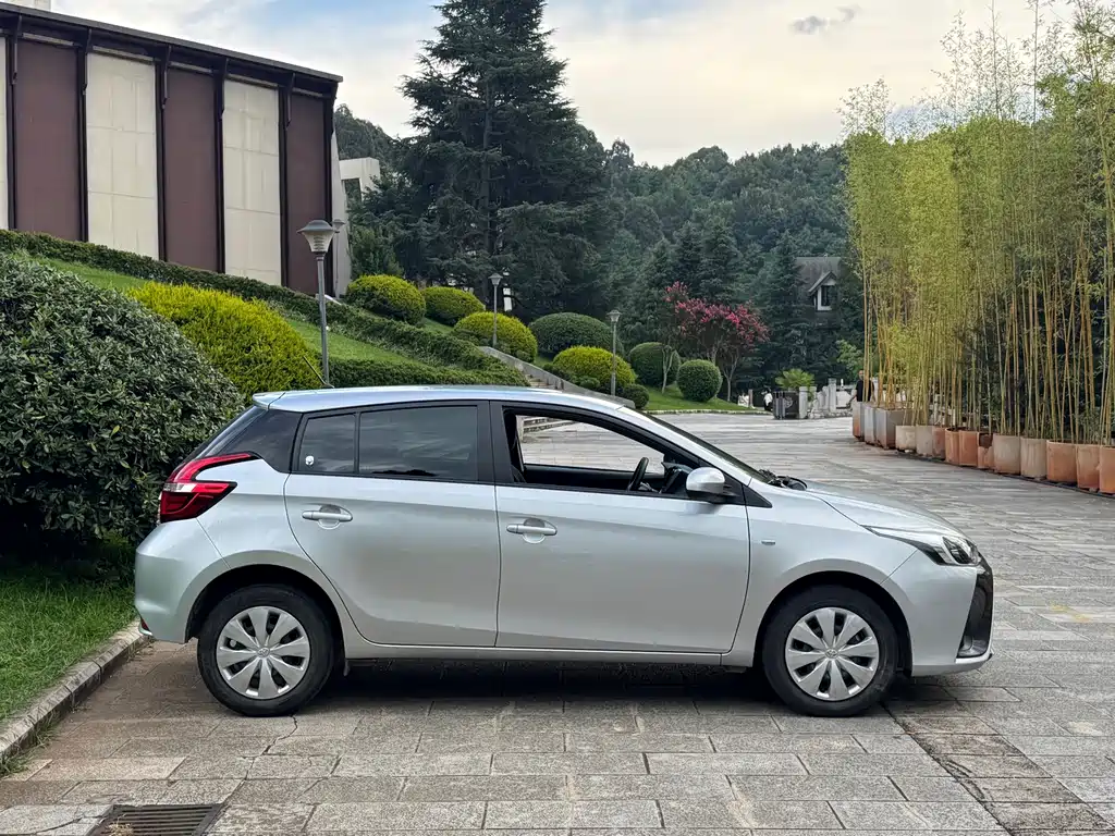 Toyota Yaris L 2016 — фото 8
