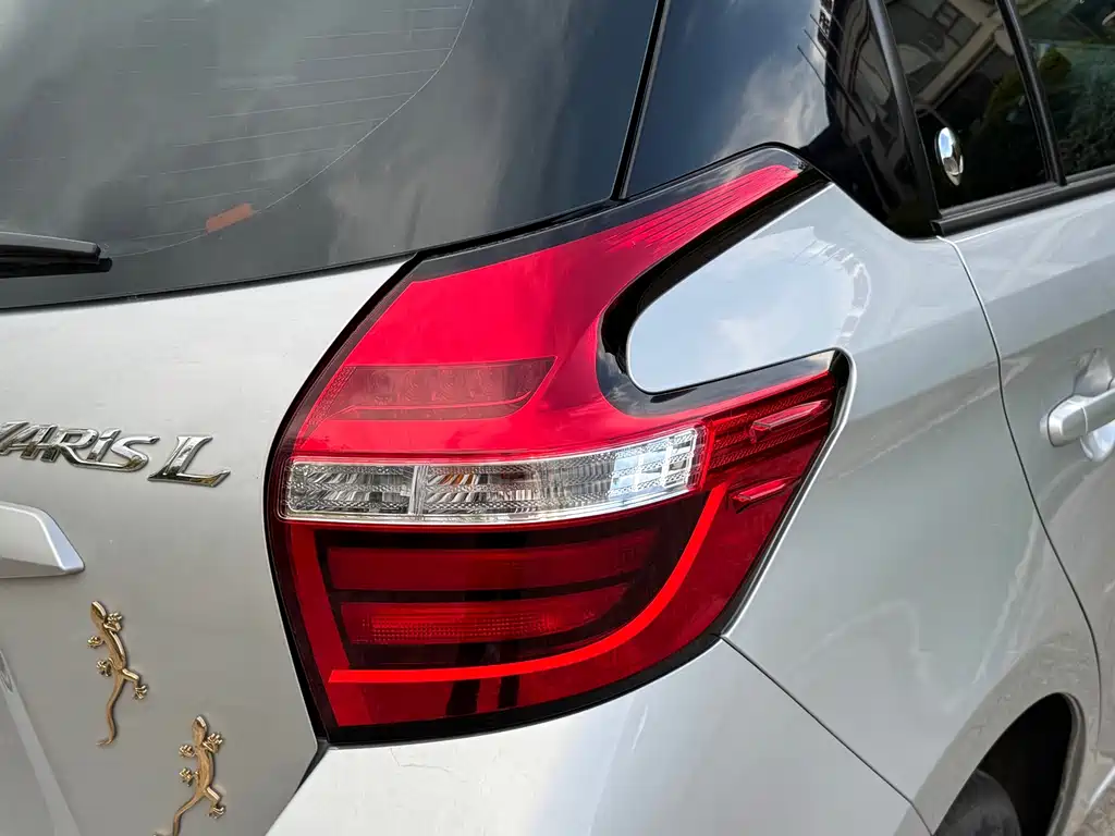 Toyota Yaris L 2016 — фото 10