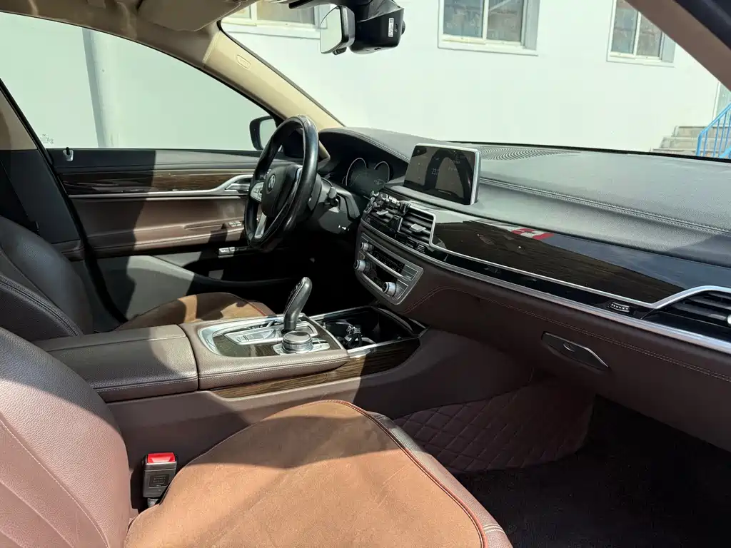BMW 7 Series 2017 — фото 23