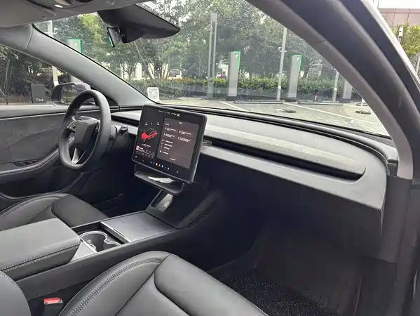 Tesla Model 3 2025