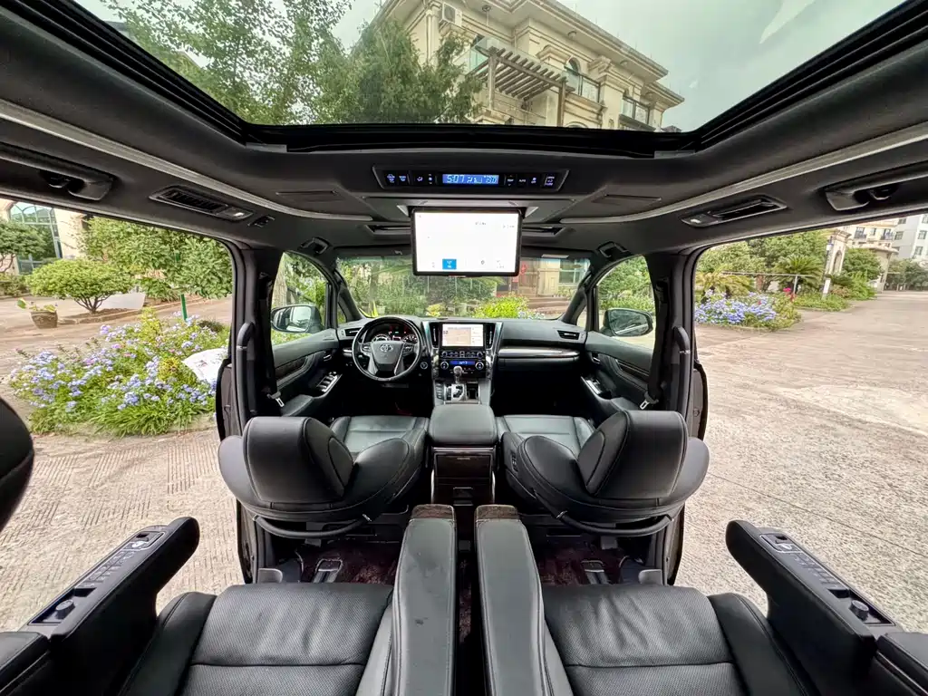 Toyota Vellfire 2023 — фото 18