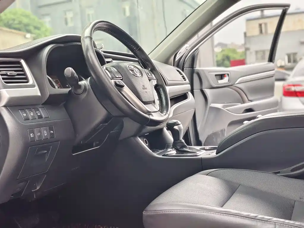 Toyota Highlander 2018 — фото 10