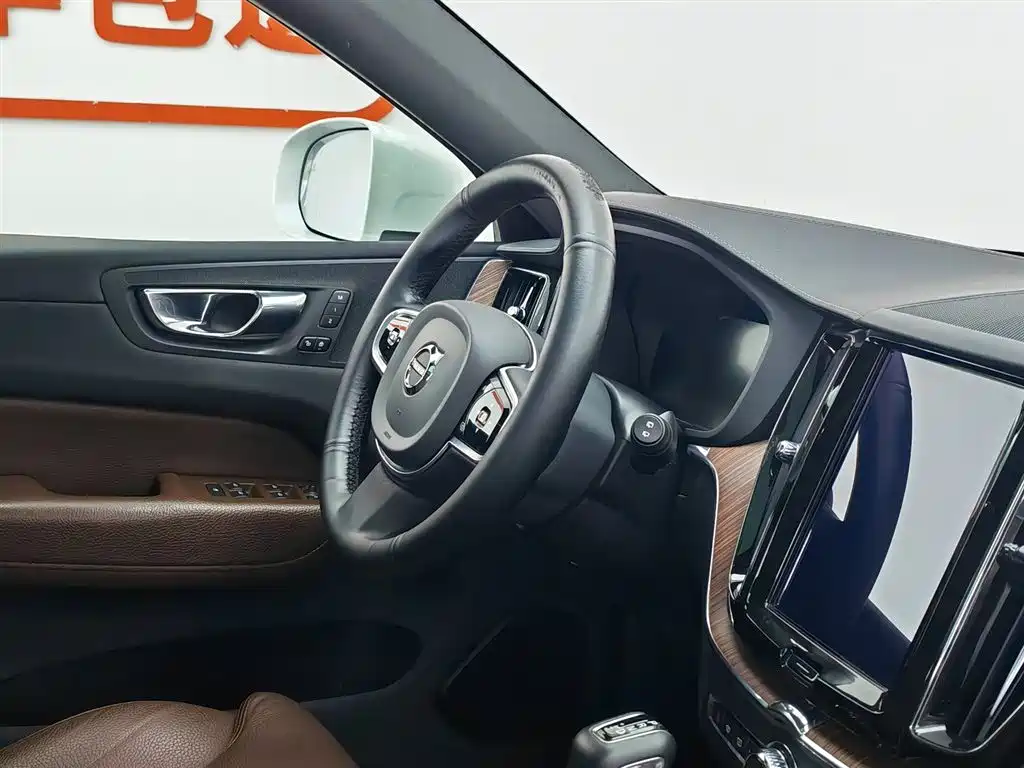 Volvo XC60 2021 — фото 22