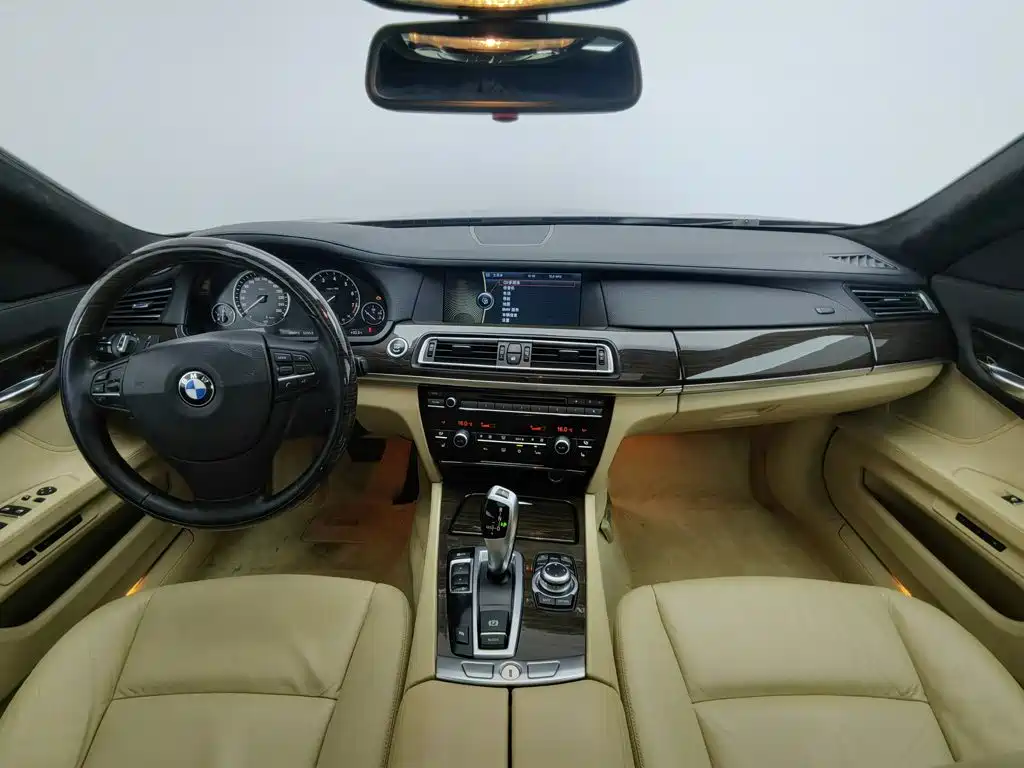 BMW 7 Series 2010 — фото 5