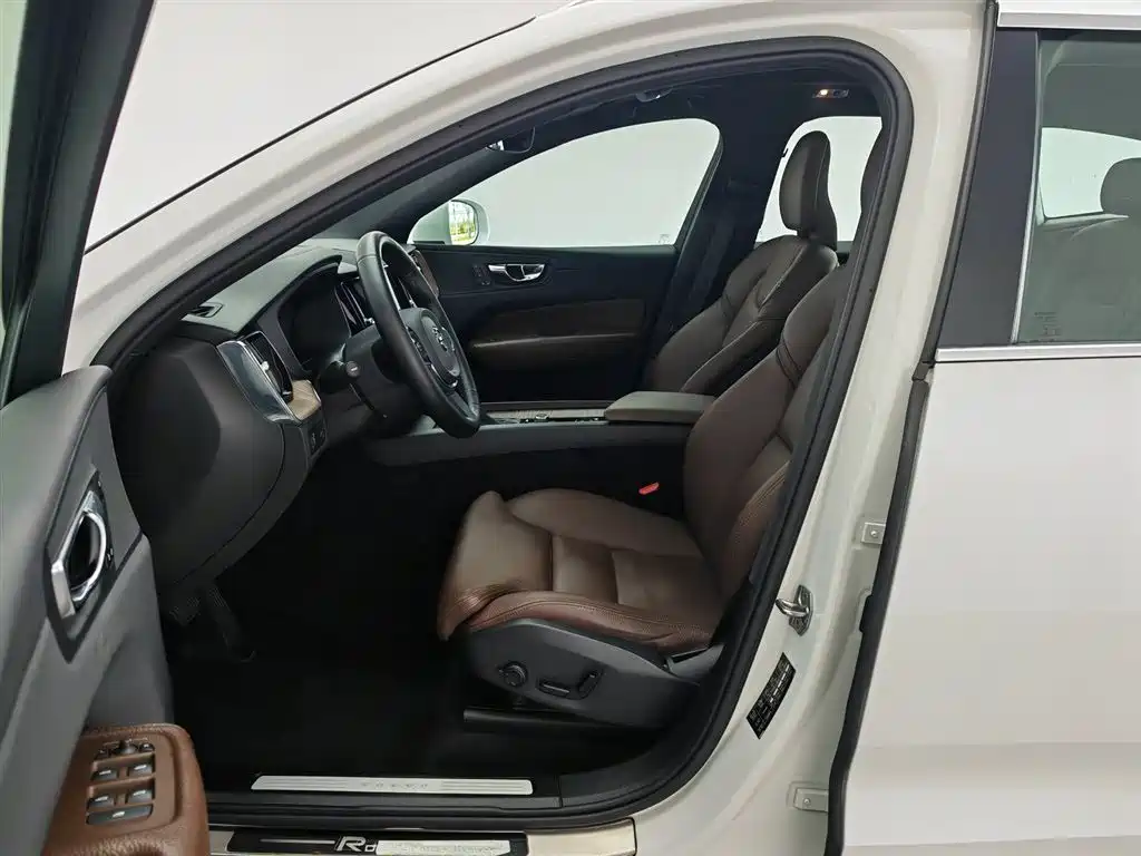 Volvo XC60 2021 — фото 10