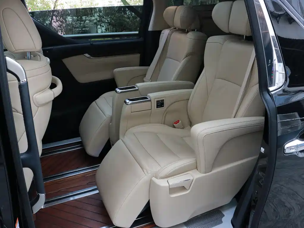 Toyota Alphard 2023 — фото 7