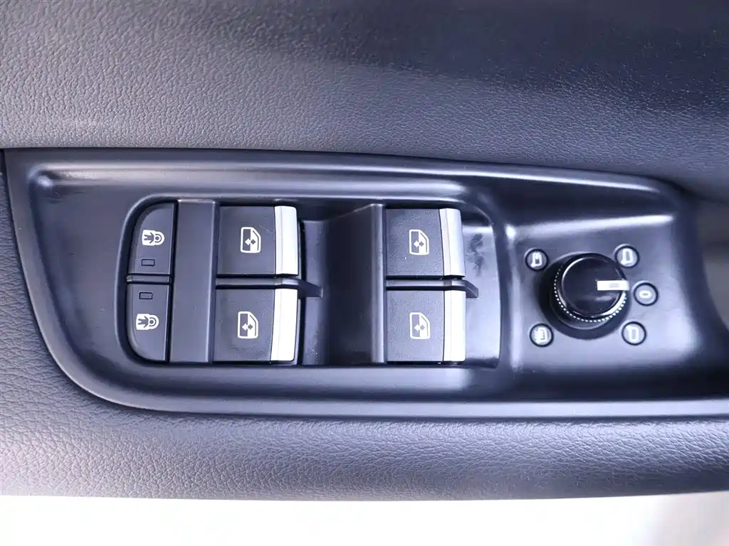 Audi Q8 2023 — фото 17