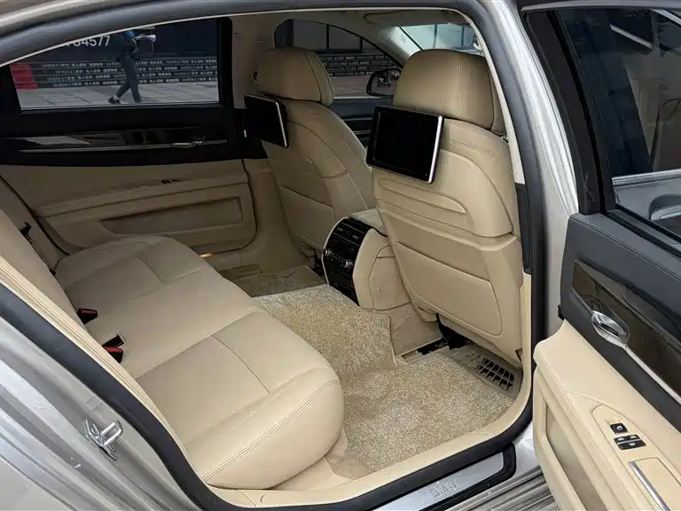 BMW 7 Series 2013 — фото 16