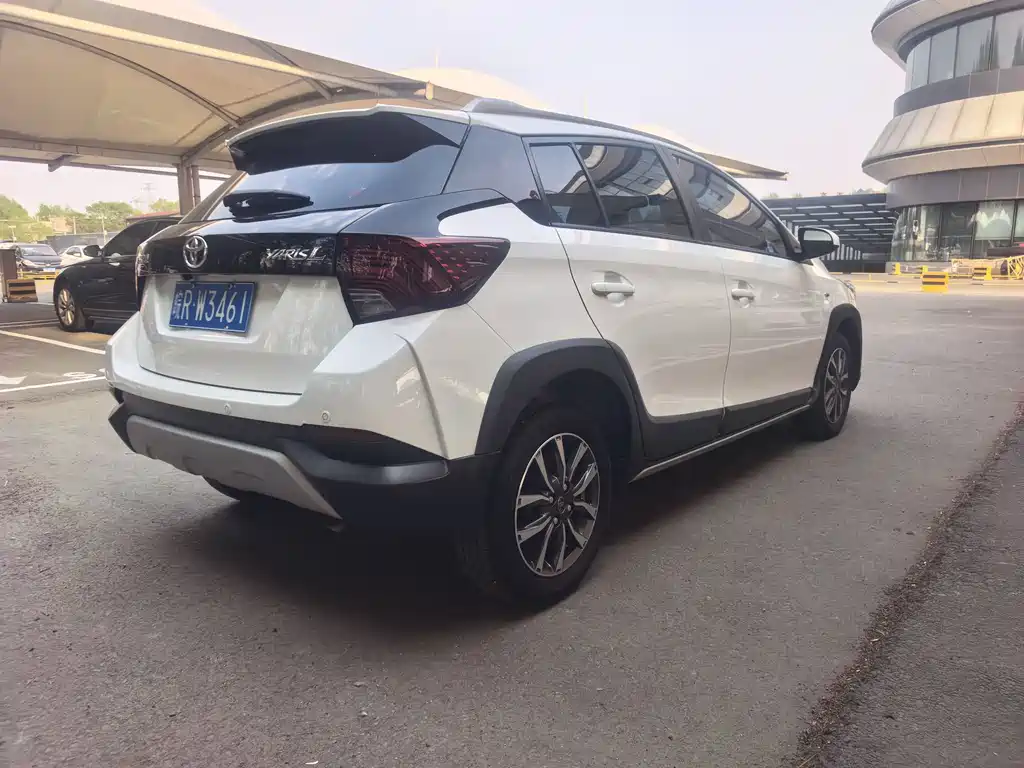 Toyota Yaris L 2023 — фото 15
