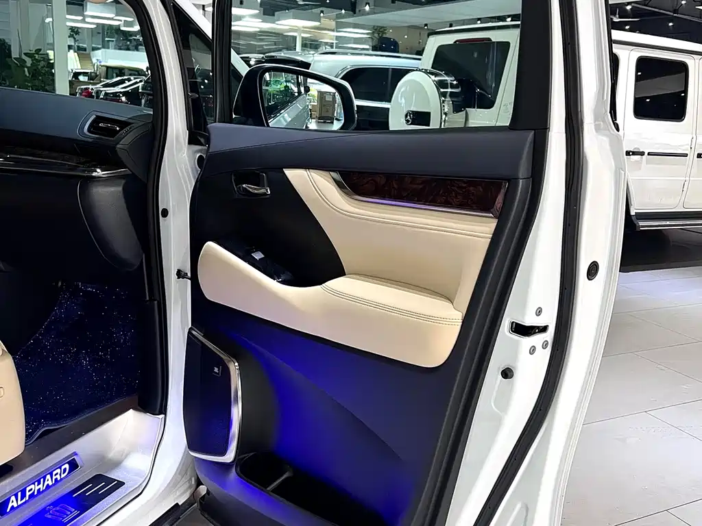 Toyota Alphard 2023 — фото 45