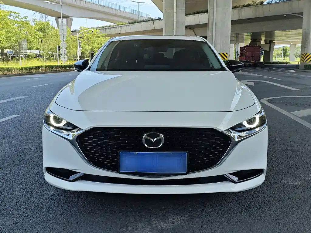 Mazda 3 Axela 2022 — фото 2