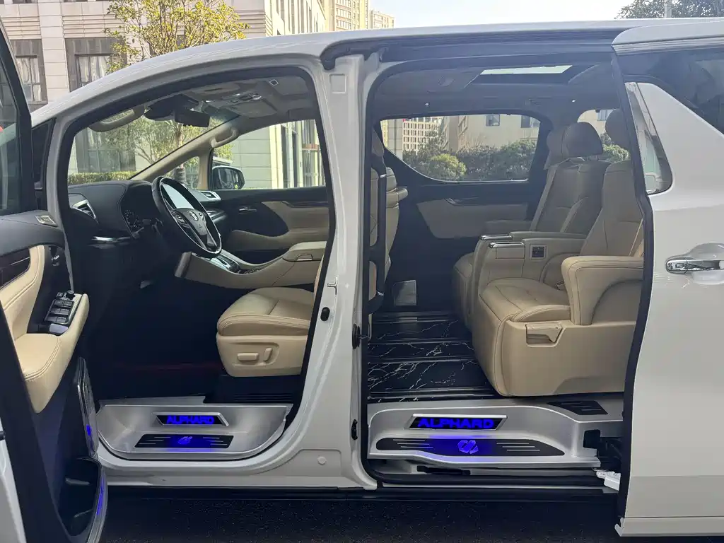 Toyota Alphard 2023 — фото 9