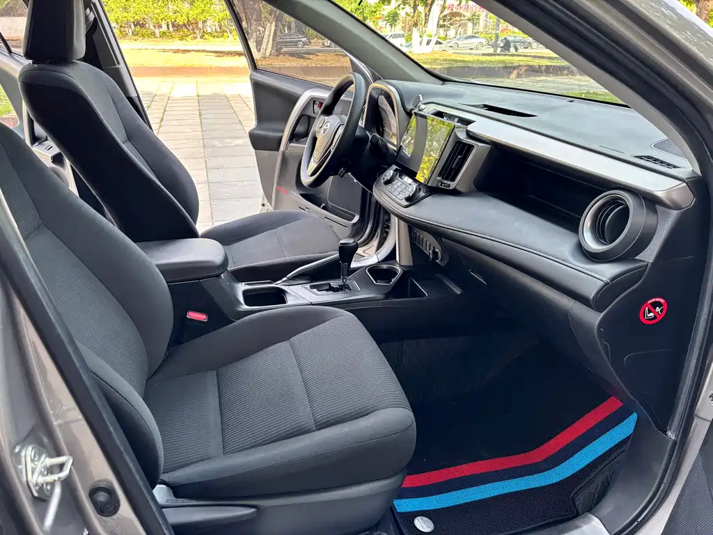 Toyota RAV4 2019 — фото 16
