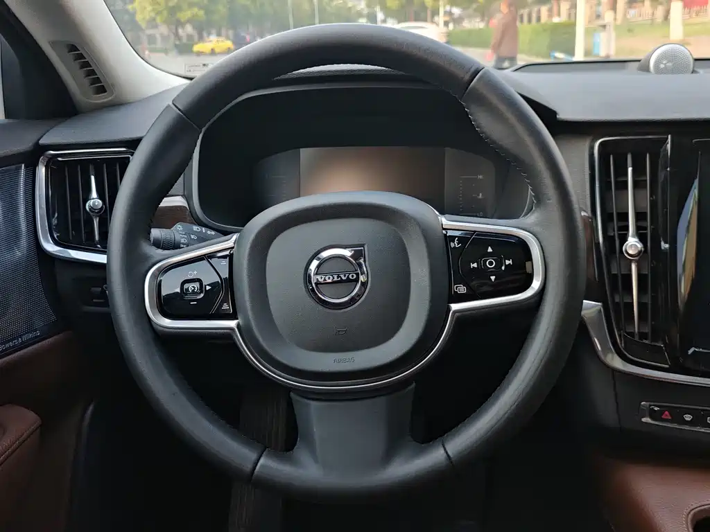 Volvo S90 2018 — фото 16