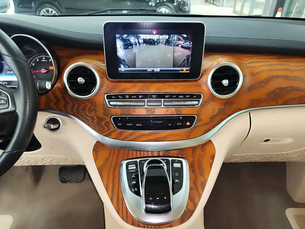 Mercedes-Benz V-Class 2019 — фото 14
