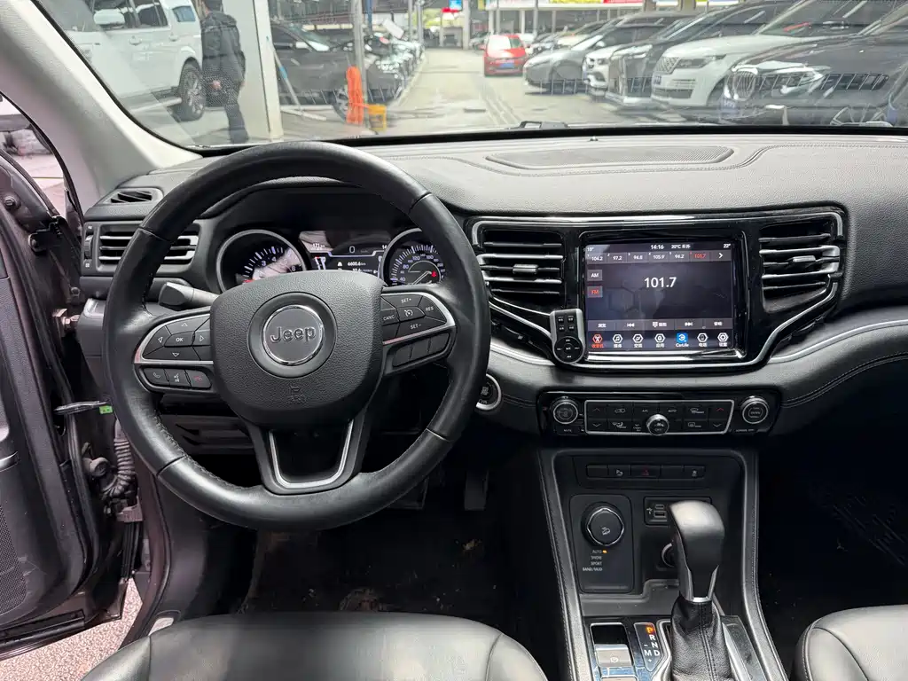 Jeep Commander 2019 — фото 13