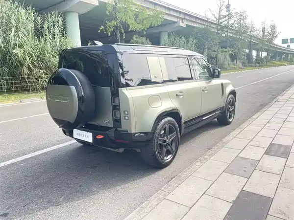 Land Rover Defender 2024