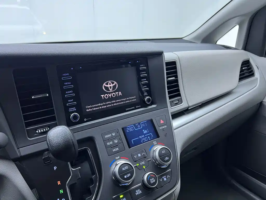 Toyota Sienna 2019 — фото 21