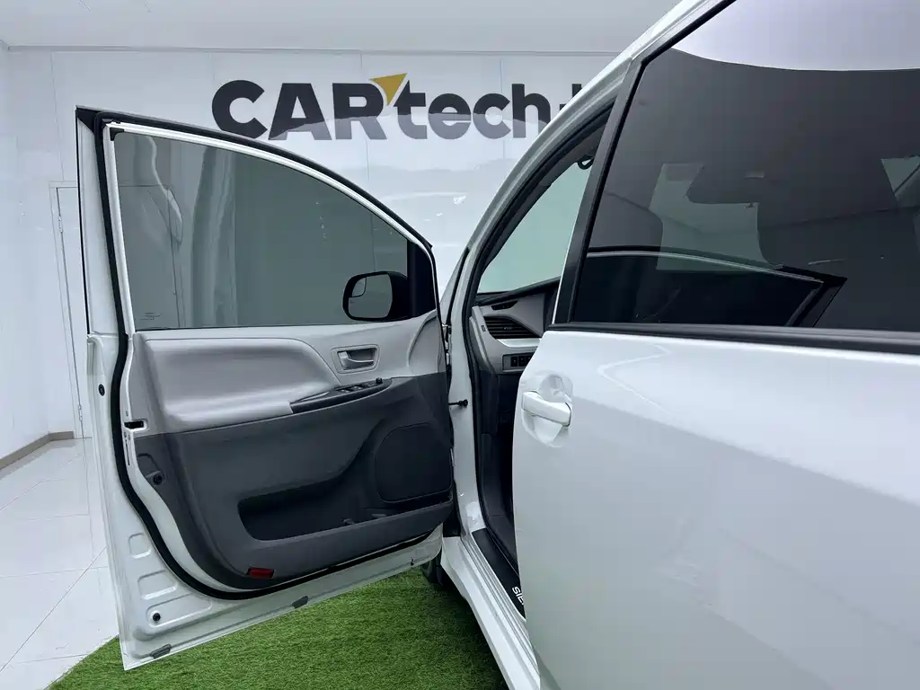 Toyota Sienna 2019 — фото 16