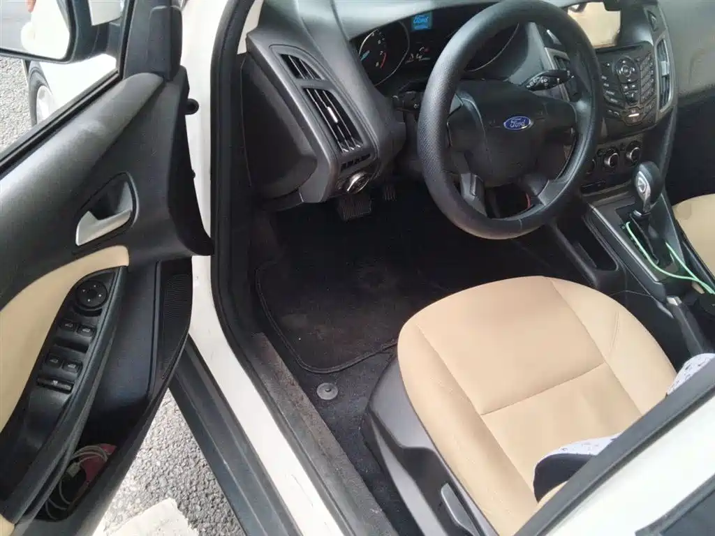Ford Focus 2014 — фото 17