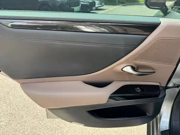 Lexus ES 2023