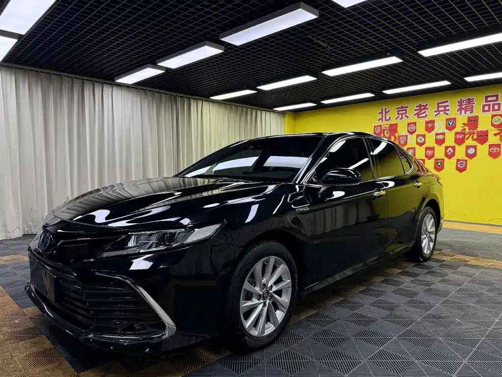 Toyota Camry 2022 — фото 1