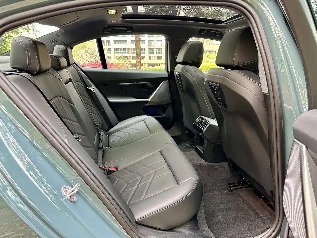 BMW 5 Series 2025 — фото 13