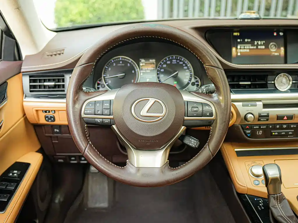 Lexus ES 2018 — фото 21