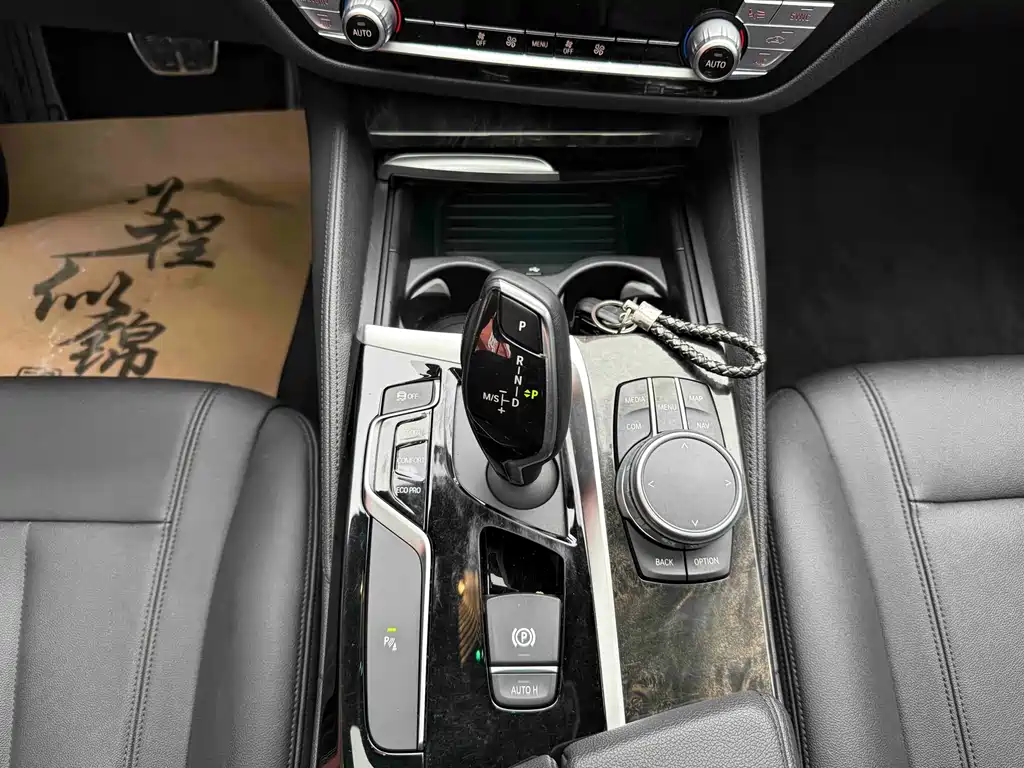 BMW 5 Series 2018 — фото 11
