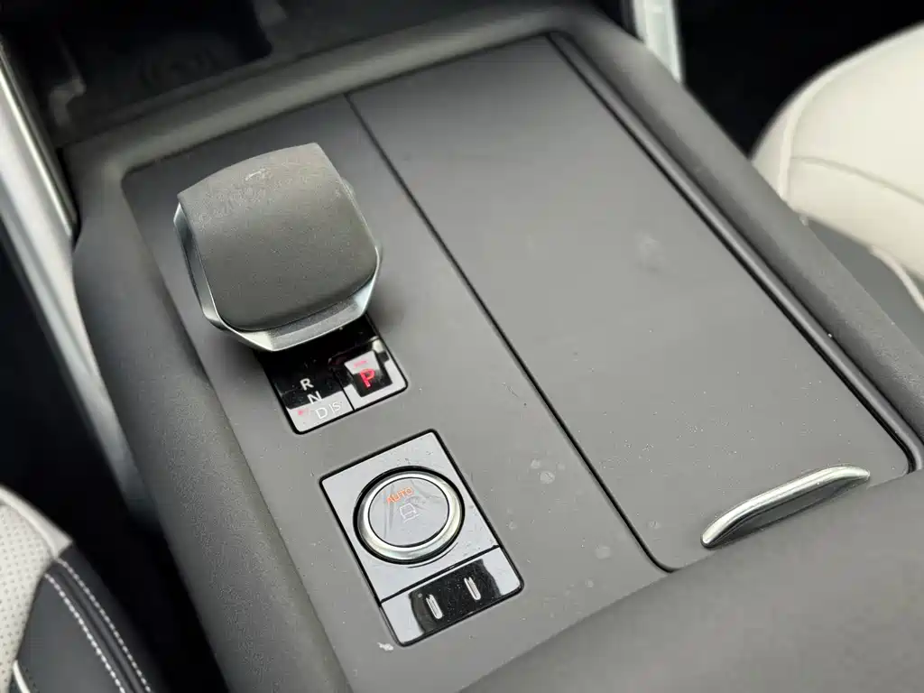 Land Rover Discovery 2024 — фото 14