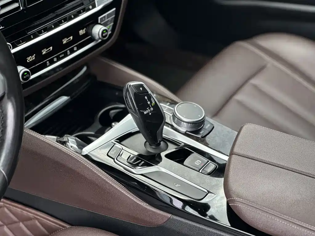 BMW 5 Series 2019 — фото 12