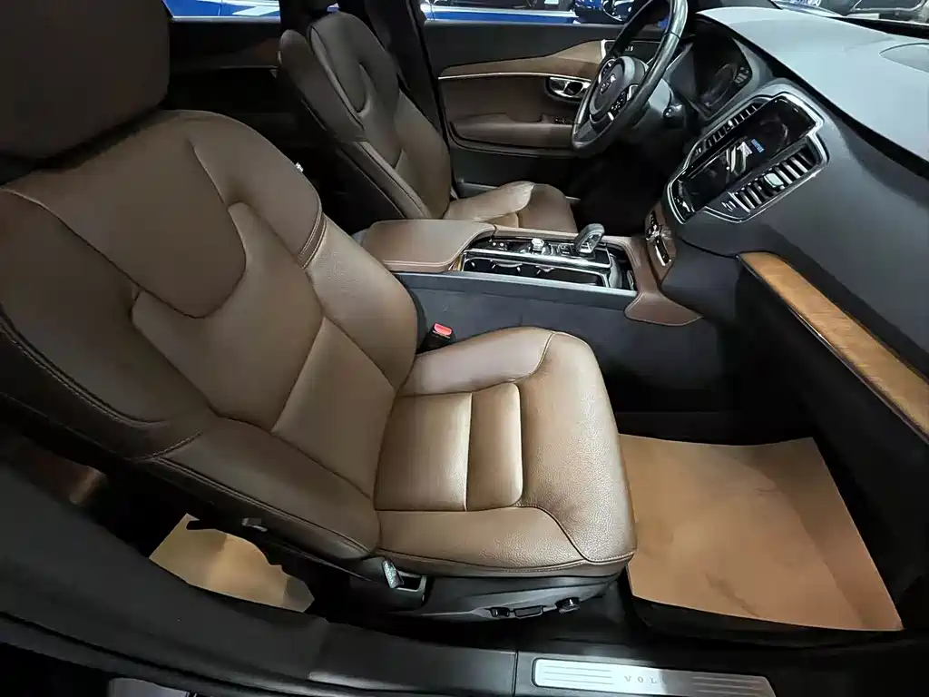 Volvo XC90 2022 — фото 11
