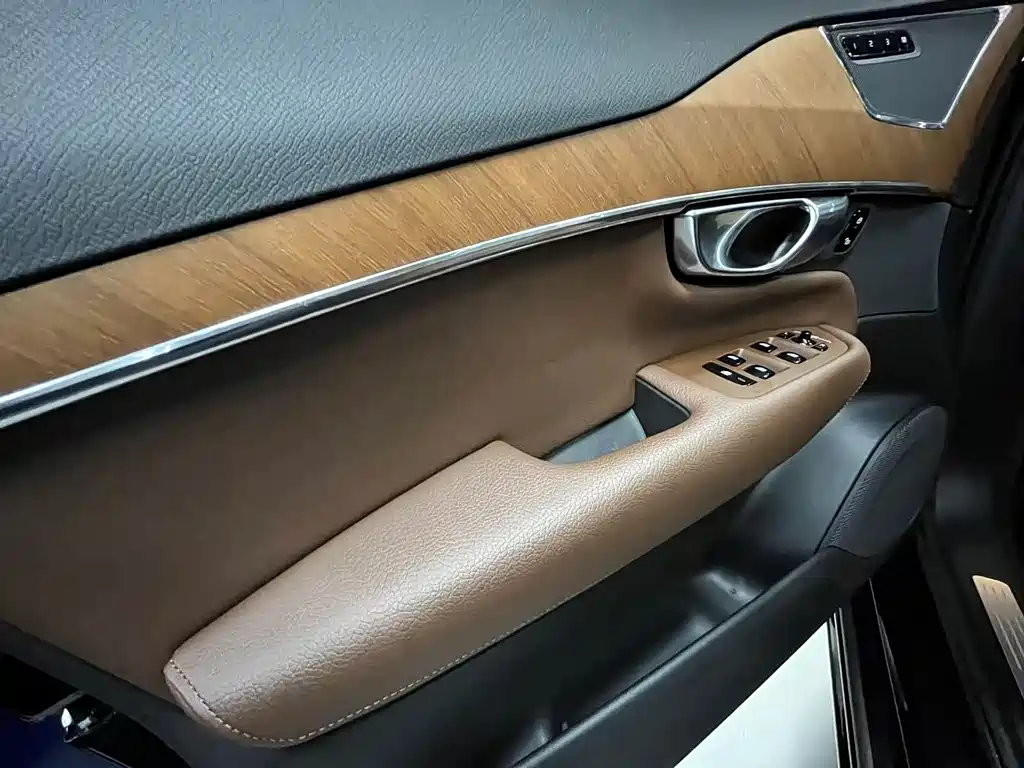 Volvo XC90 2022 — фото 9