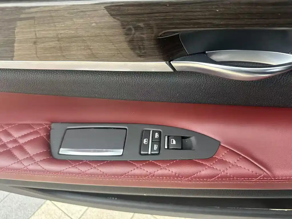 BMW 7 Series 2010 — фото 16