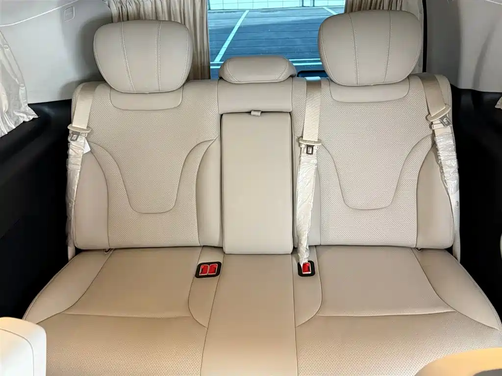 Mercedes-Benz V-Class 2023 — фото 24