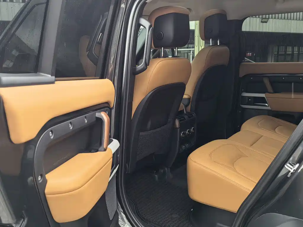 Land Rover Defender 2023 — фото 11