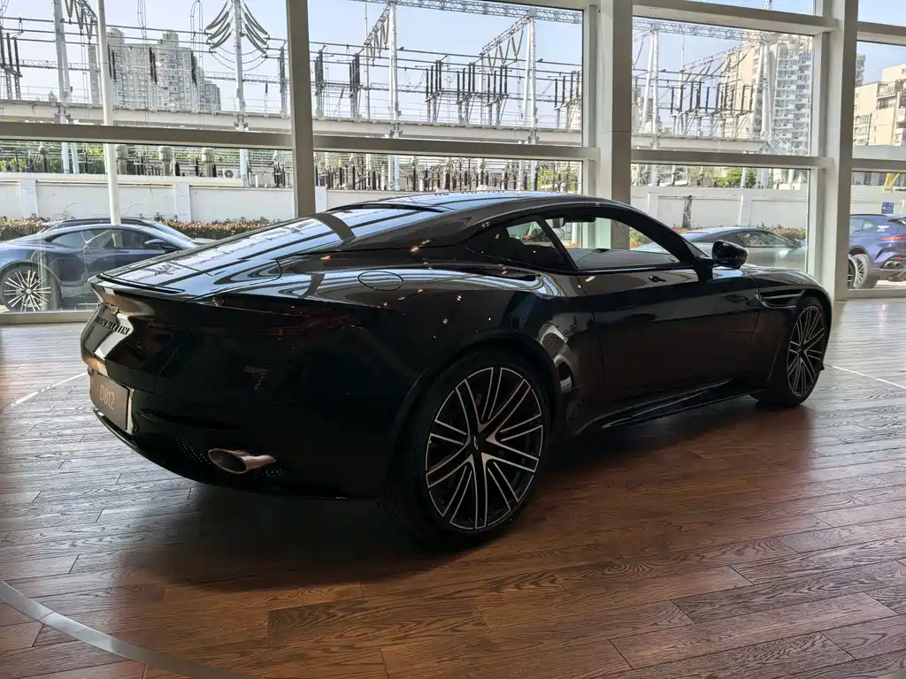 Aston Martin DB12 — фото 5