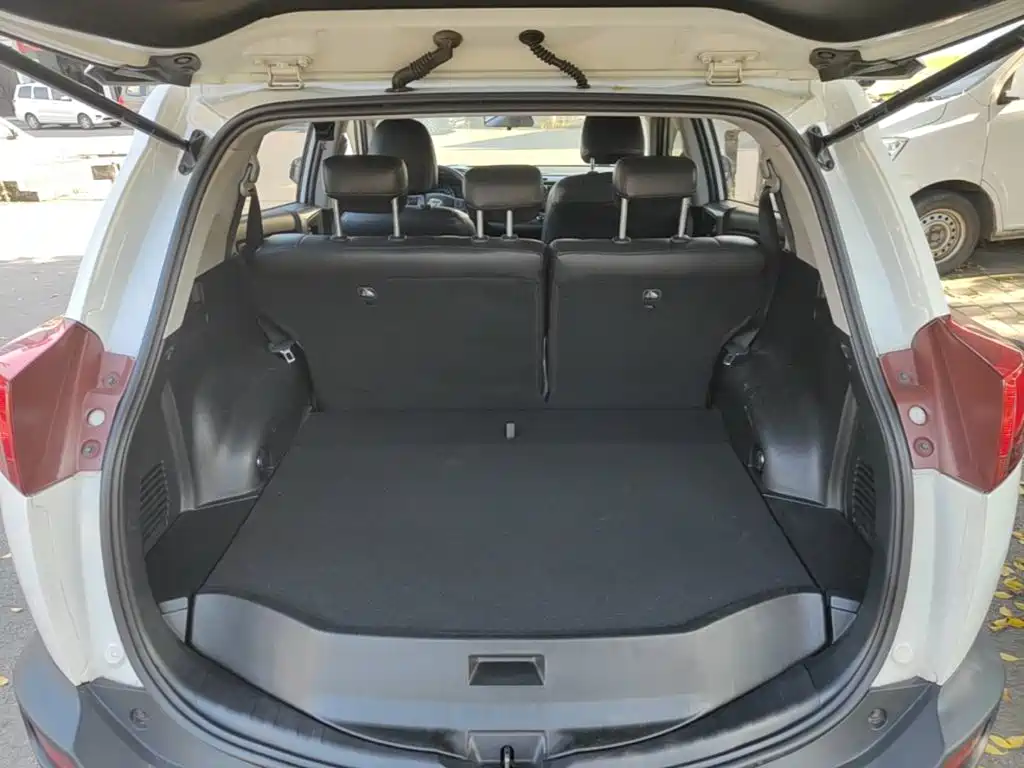Toyota RAV4 2016 — фото 19