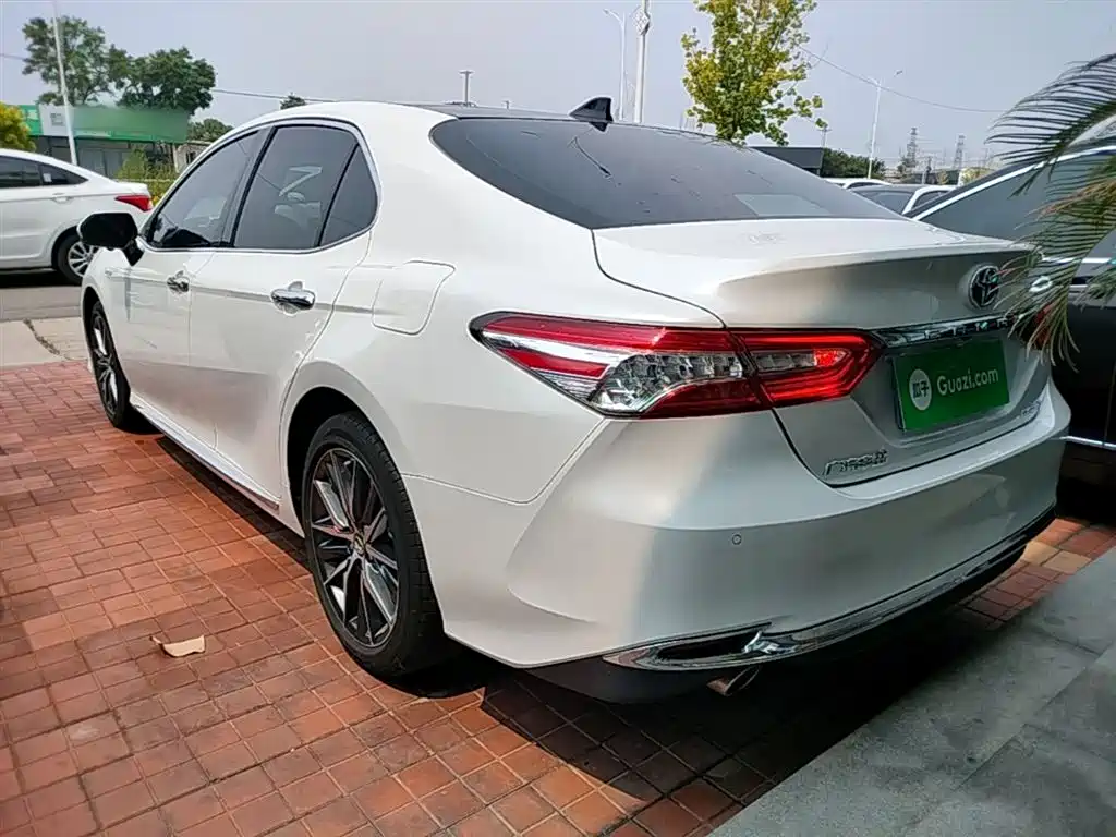 Toyota Camry 2023 — фото 5