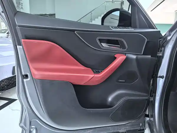 Jaguar F-PACE 2019