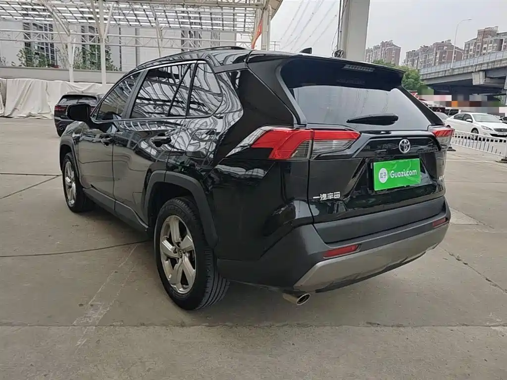 Toyota RAV4 2022 — фото 5