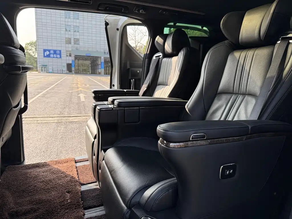 Toyota Alphard 2022 — фото 9