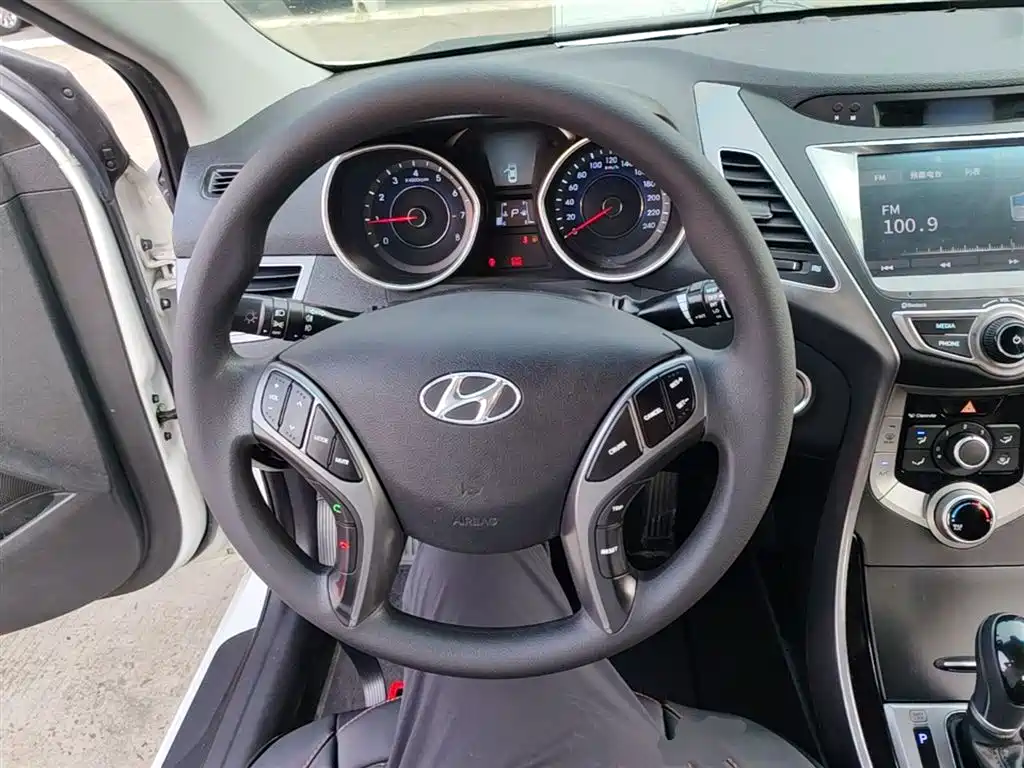 Hyundai Elantra Langdong 2016 — фото 11