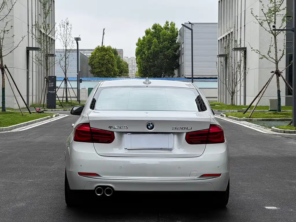 BMW 3 Series 2017 — фото 19