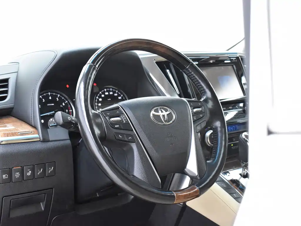 Toyota Alphard 2017 — фото 13
